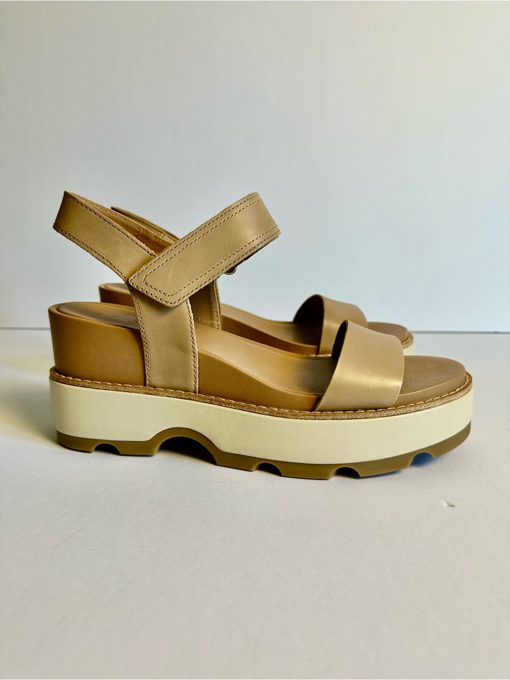 Sorel Joanie IV Y Strap in Honest Beige size 10. New with Box